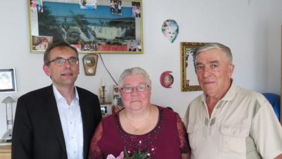 Bild: adj
Glückwünsche zur Goldenen Hochzeit überbringt zweiter Bürgermeister Konrad Adam dem Ehepaar Olga und Karl Walter. Am Wochenende steht endlich die kirchliche Trauung an.