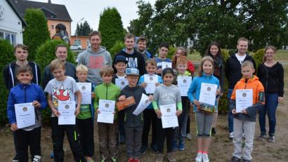 Bild: jr
Zwölf Kinder beteiligten sich am Samstag an der Schieß-Olympiade der Königlich-privilegierten Schützengesellschaft Mitterteich. Jugendleiter Christian Schneider (2. von rechts) und Klaus Weigl (2. von links) nahmen die Siegerehrung vor.