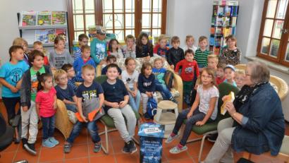 Bild: dob
Büchereileiterin Monika Roth (rechts) bringt mit "Michel aus Lönneberga" Altbewährtes und landet damit bei ihren Zuhörern einen Volltreffer.