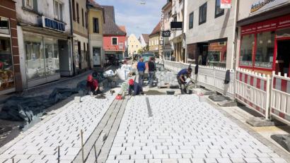 Bild: Gerhard Götz
Im ersten Bauabschnitt ist schon zu erkennen, welches Bild die Friedrich-Ebert-Straße in Schwandorf künftig bieten wird. Sie soll zur attraktiven Einkaufsmeile werden, mit relativ wenig Verkehr. Die breite Spur rechts dient künftig dem Fahrzeugverkehr, links neben dem dunklen Dreizeiler verläuft die Radspur. Abgetrennt durch dunkle Einzeiler folgen rechts und links die Gehwege. Hochbord gibt’s dann nicht mehr.