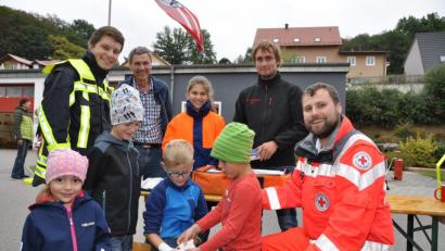 Bild: es
Die Buben und Mädchen hatten beim Ferienprogramm-Beitrag der Feuerwehr an den vielen Stationen großen Spaß. Hier legten Kinder selbstständig einen Verband an.