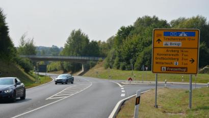 Bild: jr
Umfangreiche Bauarbeiten stehen entlang der Bundesstraße 299 bei Mitterteich an. Die dazu notwendige Vollsperrung der Ortsumgehung gilt ab Montag, 10. September, zunächst ab der Abzweigung nahe Pechofen (Bild) bis zur Anbindung an die B15, nach etwa zwei Wochen zusätzlich auch bis zum Kreisverkehr bei der Autobahn.