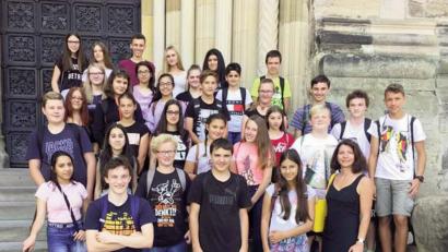 Bild: hai
Die Schüler- und Buslotsen der Werner-Porsch-Schule sind mit Lehrerin Marion Vogel (vorne rechts) in Bamberg unterwegs.