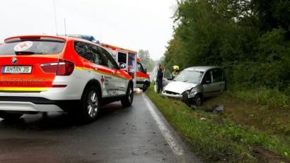 Bild: blm
Einmal kurz nicht aufgepasst, schon landete ein 22-jähriger Landkreisbewohnen mit seinem Auto im Graben. Nach dem Unfall am Dienstagmorgen wird die Europastraße auf Höhe von Siebeneichen vorübergehend gesperrt. Der Fahrer wird bei seiner Schleudereinlage zum Glück nur leicht verletzt.