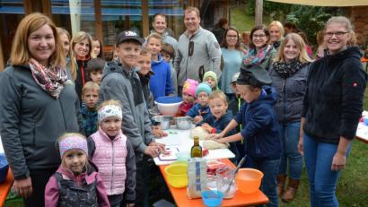 Bild: jr
Großartig kam bei den Kindern das Pizzabacken mit dem Chor „Grazie A Dio“ an. Chorleiterin Michaela Burger (links) und die Chormitglieder standen den Kindern hilfreich zur Seite.