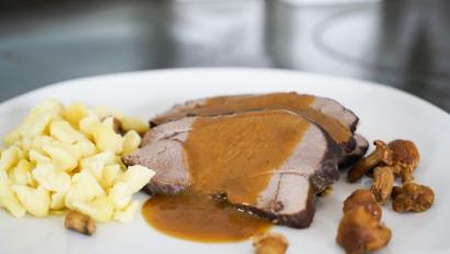 Bild: Lukas Meister
OWZ-Küchenchef Michael Schiffer empfiehlt zur Rehkeule Spätzle. Als Beilage eignen sich außerdem Spitzkohlgemüse oder – wie auf dem Bild – Schwammerl.