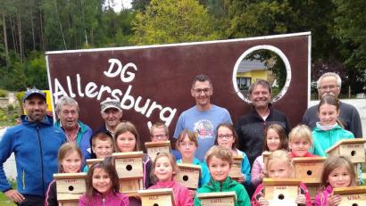 Bild: bö
Es war kurzweiliger Nachmittag für die Kinder aus Allersburg und Umgebung. Unter der Regie des Obst- und Gartenbauvereins mit Luber Michael, Bernhard Neisberger, Otto Lorenz sen., Josef Kaiser, Alois Siegert und Bernhard Graml (v.li).hinten haben die Kindere im Dorfstadel Nistkästen im Rahmen des Ferienprogramm gebaut.,