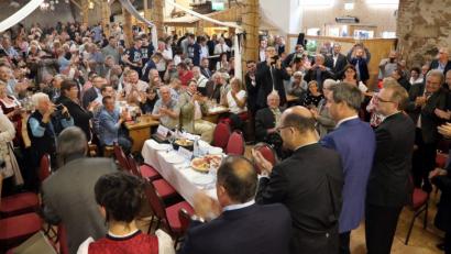 Bild: Götz
Über 500 Besucher füllten am Dienstagabend den Gutenecker Gutsstadel, in den der CSU-Kreisverband zu seinem Sommerempfang eingeladen hatte. Der Landtagswahlkampf stand beim Besuch des Bayerischen Ministerpräsidenten Markus Söder im Mittelpunkt.