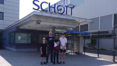 Bild: Schott
Niels Steden (rechts) mit seinem Vater Dr. Folker Steden (Zweiter von links) und Bruder Leif (links) sowie seinem indischen Austauschpartner Nisarg Motivaras.