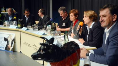 Bild: Gabi Schönberger
Auf dem Podium dikutieren (von links): BDM-Landesvorsitzender Manfred Gilch, CSU-Landtagsabgeordneter Martin schöffel, FW-Bundesvorsitzender Hubert Aiwanger, Moderator Jürgen Herda, Grünen-Landeschefin Sigi Hagl, SPD-Landtagsabgeordnete Annette Karl und Günther Felßner, Vizepräsident des Bayerischen Bauernverbandes.