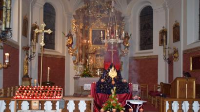 Bild: swo
Sehr besinnlich hatte der Pfarrvikar den Altarraum mit Kerzen und Tüchern geschmückt. Weihrauch symbolisierte das zu Gott aufsteigende Gebet.