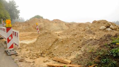 Bild: ge
Viel Aushub muss aus dem Baugebiet Kempfenhof-Ost abgefahren werden. Das kostet die Stadt fünf Euro pro Tonne mehr als geplant.