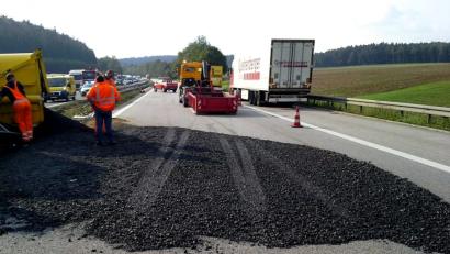 Bild: Alexander Auer
Ein Teerlaster kippt nach einem Reifenplatzer auf der A3 um und mehrere Tonnen heißer Teer ergießen sich auf die Autobahn.
