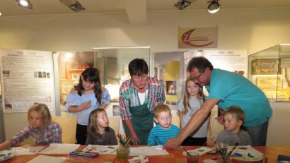 Bild: ubb
Brigitte Breusch-Veittinger (Mitte) und Franz Trottmann (re.) hatten am sonntag alle Hände voll zu tun im Museumsquartier.