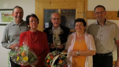 Bild: exb
Mit Blumen und Geschenken bedanken sich Ferdinand Köstler (links), Helga Köstler (Zweite von rechts) und Alfons Schnurrer (rechts) bei Marianne und Max Forster.