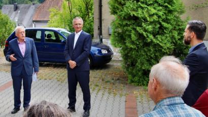 Bild: ds
Am Schulhaus nehmen die beiden CSU-Landtagsabgeordneten Eberhard Rotter (links) und Harald Schwartz Anregungen aus der Gemeinde Etzelwang für ihre Arbeit im bayerischen Landtag entgegen.Rechts Bürgermeister Roman Berr.