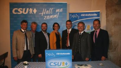 Bild: sne
Bürgermeister Edgar Knobloch (von links), Ortsvorsitzender Gerald Morgenstern, Bezirksratkandidat Matthias Grundler, Landtagskandidatin Tanja Renner, Landtagsabgeordneter Tobias Reiß und Bundestagsabgeordneter begrüßen Staatskanzlei-Leiter Florian Herrmann (Dritter von rechts) in Grafenwöhr