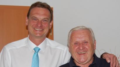 Bild: sm
Bürgermeister Ernst Schicketanz (links) gratuliert dem ehemaligen Gemeindebediensteten Günther Arnold (rechts) zum 75. Geburtstag.