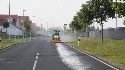 Bild: jma
Eine Kehrmaschine säubert die Straße von der Ölspur.