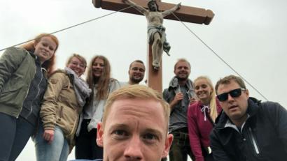 Bild: rku
Geschafft: Zur Erinnerung an ihren Ausflug machen die Hüttener Kirwapaare ein Foto