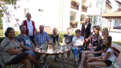 Bild: Völkl
In geselliger Runde mit den Gastgebern Thomas und Katharina Auerbach (Dritte und Vierter von rechts) sowie Seniorchef Josef Auerbach (Dritter von links): Die Familie Eichmann mit den beiden Töchtern und deren Freunden sowie Sandra Löwe mit Tochter Alessia (rechts) verbrachten schöne Urlaubstage im Fensterbachtal. .