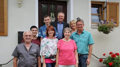 Bild: jma
Rosa Sporer (vorne, Zweite von rechts) im Kreise ihrer Lieben. Bürgermeister Jürgen Kürzinger (oben, Mitte) gratuliert ihr zum 80. Geburtstag.