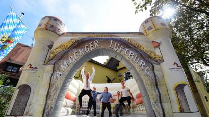 Bild: Petra Hartl
Pressetermine können richtig Spaß machen! Das zeigen (von links) 2. Bürgermeister Martin Preuß, Christoph Hollweck vom Stadtjugendring, Thomas Eichenseher, Vorsitzender Stadtmarketingverein, Stephan Prechtl, Geschäftsführer Stadtwerke und Johanna Foitzik, Geschäftsführerin Luftmuseum.