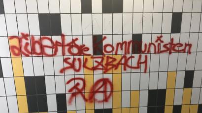 Bild: ge
Mit roter Farbe gesprüht, prangen jetzt überflüssige Parolen in der Fußgängerunterführung.