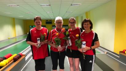 Bild: adj
Auch in der neuen Saison nach dem Aufstieg in die Bezirksliga A Nord möchten Petra Irlbacher, Edith Spachtholz, Lena Lugert und Gerlinde Sossalla (von links) gute Ergebnisse auf die Bahnen bringen.