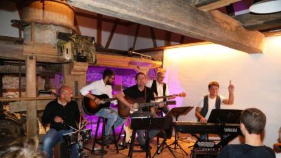 Bild: Gerhard Götz
Die Combo Ois echt setzt sich zusammen aus (von links): Alois Heimler, Tobias Rauscher, Hans Miesbeck, Josef Zweck und Gerhard „Bifi“ Köbler.