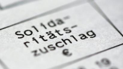 Bild: Roland Weihrauch
Ein Steuerbescheid mit dem Posten Solidaritätszuschlag.