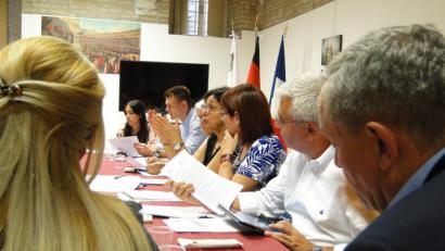Bild: esa
Oberbürgermeister Kurt Seggewiß (rechts) macht bei einer Konferenz Notizen. In Macerata besprechen die Delegationen einen Filmwettbewerb für junge Leute.