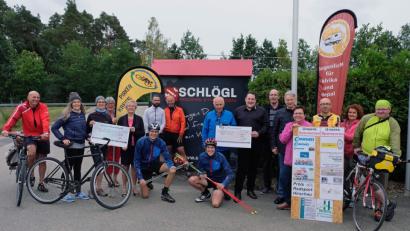 Bild: u
Trotz widriger Wetterbedingungen war der „16. Pirker Kreisel“ ein Erfolg. 156 Teilnehmer ersportelten dank der Sponsoren und der Scheffmann-Spende die Summe von 4000 Euro. Den Spendenscheck übergaben Kreisel-Gründer Josef Böller (Mitte) und Stefan Schlögl (rechts daneben) an Prof. Dr. Dieter Dausch (Fünfter von rechts), den Africa-Luz-Vorsitzenden. Mit im Bild: Chef-Organisatorin Bärbel Birner (Vierte von rechts).