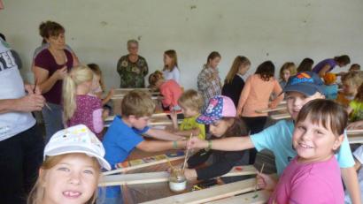 Bild: rgl
Die Kinder haben viel Spaß beim Bemalen ihrer Zaunlatten.