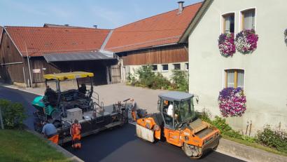 Bild: gi
Bauarbeiter bringen am Mittwoch den Flüsterasphalt auf. Damit soll der Verkehrslärm in Burgtreswitz weniger werden.