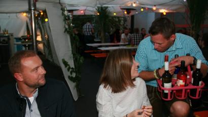 Bild: wro
Alle Jahre findet das Weinfest der Feuerwehr ein begeistertes Publikum. Zum Erfolg trägt auch das freundliche, feuerwehreigene Servicepersonal bei.