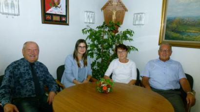 Bild: rn
Bürgermeister Peter Lehr heißt Sarah Kellner (Zweite von links) zusammen mit den VdK-Vorsitzenden Klaus Lehl und Gerda Rupprecht (von rechts) im Rathaus willkommen.