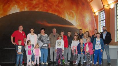 Bild: fjo
SPD-Marktrat Rudi Grundler junior (links) hat den Ferienprogramm-Ausflug ins Techmania Science Center und ins 3-D-Planetarium in Pilsen organisiert.
