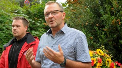 Bild: Stephan Huber
Der Einsatz für ein friedliches Zusammenleben und für Völkerverständigung gehören schon immer zu den Grundlagen der Politik der IG Metall, stellen der 2. Bevollmächtigte Udo Fechtner (rechts) und der Referent Harald Enßner (links) fest.