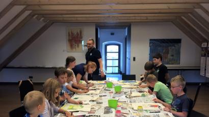 Bild: eib
Die Kinder bemalten und bedruckten Jutetaschen.