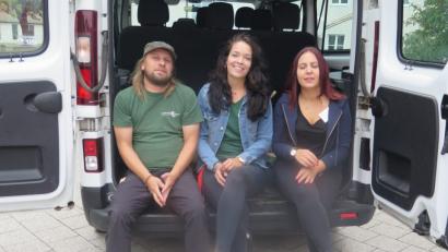 Bild: jzk
Als am letzten Tag (Freitag, 31. Juli) in Kemnath die Kinder weg sind, müssen Chef Stephan Müller, Standortleiterin Lisa Mardaus und Betreuerin Lisa Engelbrecht (von links) alle Materialien verladen und nach Trabitz transportieren. Lisa Engelbrecht war schon als Schülerin bei Learning Campus dabei.