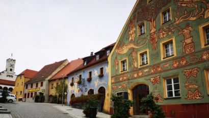 Bild: Dobler
Schmidt-Haus (rechts), Künstlertreff und Museum und eines der schönsten Gebäude in der Altstadt. Kein Wunder, dass der Autor der Zeitschrift „Servus“ daran nicht vorbeigehen konnte, ohne lobende Worte zu finden.