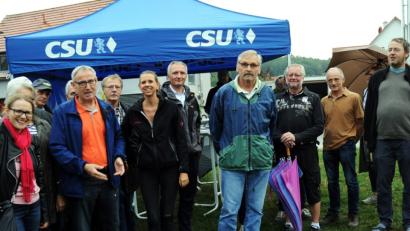 Bild: gfr
Der Vorsitzende des CSU-Ortsverband Karmensölden Norbert Wasner (vorne, Dritter von links) notierte sich die Sorgen und Nöte der Speckmannshofer Bürger und sicherte Abhilfe zu.Landtagsabgeordneter Harald Schwartz (Fünfter von rechts) nutzte das Feierabend-Seidl, um auf die Bedeutung der Bezirlstags- und Landtagswahlen hinzuweisen.