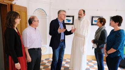 Bild: do
Auf eine „Stationenreise“ begeben sich am Dienstag Vertreterinnen der Bayerischen Grünen im Kloster Speinshart. Unser Bild zeigt Landesvorsitzende Sigi Hagl (Zweite von rechts) im Gespräch mit Thomas Englberger (Dritter von links) Weitere Gesprächsteilnehmer waren Gemeinderätin Barbara Müller (links), Pater Andreas (Zweiter von links), Prior Benedikt (Dritter von rechts) und Landtagskandidatin Anna Toman (rechts).