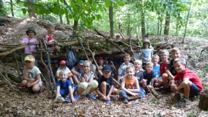 Bild: stn
Viel Spaß haben die Kinder beim Bau eines Unterstands.