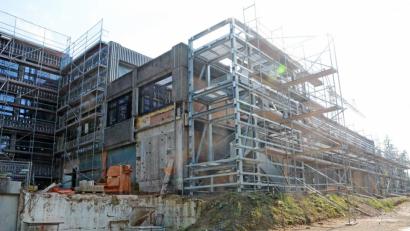 Bild: Gabi Schönberger
Im Moment sieht man vor allem viele Gerüste auf der Baustelle, doch im Laufe des neuen Schuljahres soll der erste und größte Bauabschnitt der Generalsanierung des Gymnasiums abgeschlossen werden.