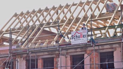 Bild: no
Zimmermeister Martin Birner von der Firma Holzbau Schuller trägt den Richtspruch vor.