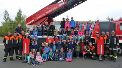 Bild: flm
Viel Spaß haben die Kinder beim Ferienprogramm der Feuerwehr, organisiert von Felix Kubitschek (hinten links) und Kommandant Tobias Tippmann (rechts).