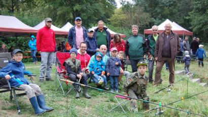 Bild: sm
Auch wenn das Wetter nicht so mitspielt, die Teilnehmer am Familienangeln haben dennoch riesigen Spaß.