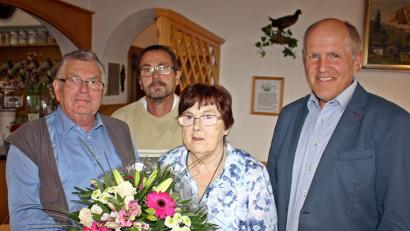 Bild: zer
Sie feiern das Jubelpaar: Andreas Scheidler, Sohn Andreas Scheidler junior, Irmgard Scheidler und Bürgermeister Michael Bauer (von links).
